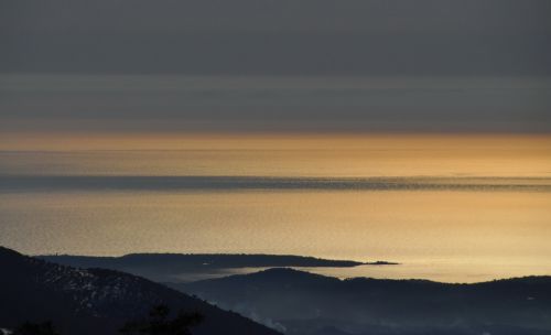 Das geübte Auge sieht hier die Silhouette Korsikas hinter dem Meer, vorne das Cap d'Antibes
