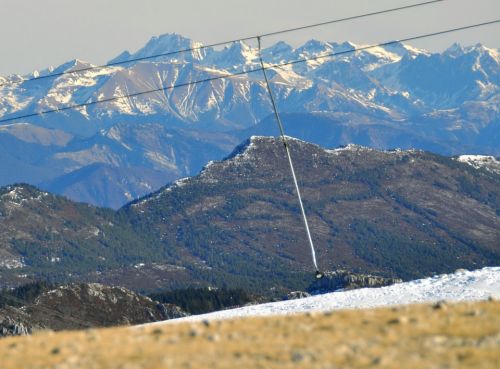 Die Cima Argentera in Italien (3297m) hinter dem Téléski de l'Aups
