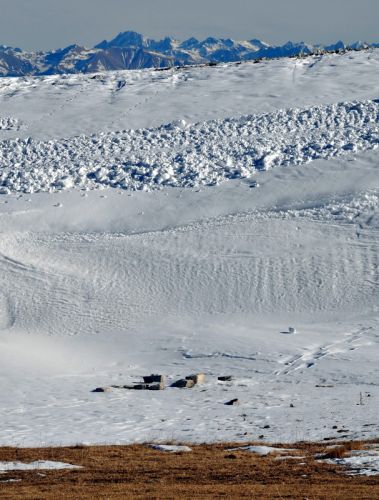Schneeverwehung und Mercantour-Massiv
