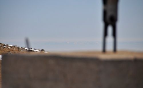 Ich habe nochmals die Nikon-DSLR im Auto geholt, denn nun sieht man Korsika sehr gut! (Hier hinter dem Spanngewicht)
