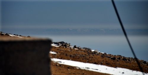 Leicht kontrastverstärkt: Korsikas Schneeberge hinter dem Meer! 
