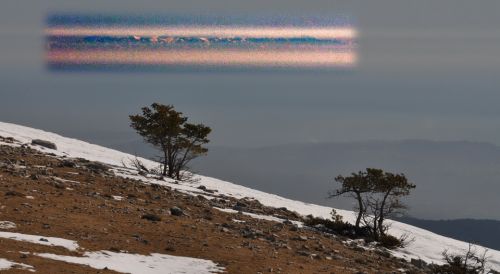 Korsika am Horizont, der Ausschnitt mit der Bergkette auf der Insel ist hier super-kontrastverstärkt

