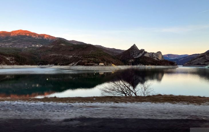 Anfahrt ins Val d'Allos, Lac de Castillon, 31. Januar 2024
