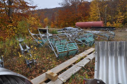 Alte Müller-Sessel warten auf die Verschrottung

