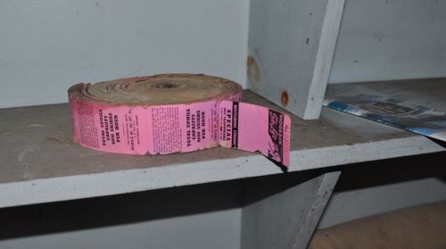 Eine alte Ticketrolle für Tageskarten mit Laufnummern
