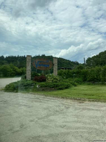 Ski Vorlage, Québec, 26. Juni 2022 - [url=https://www.lowdownonline.com/post/the-hill-at-the-heart-of-the-village]mehr Infos zu diesem Skihügel hier[/url]
