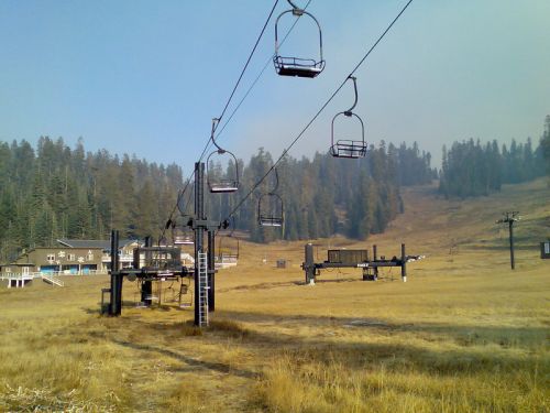 [url=http://www.yosemitepark.com/BadgerPass.aspx]Badger Pass Ski Area[/url], Yosemite, 19. Oktober 2007 (alle Fotos von Badger: Lucas Jacomet)

