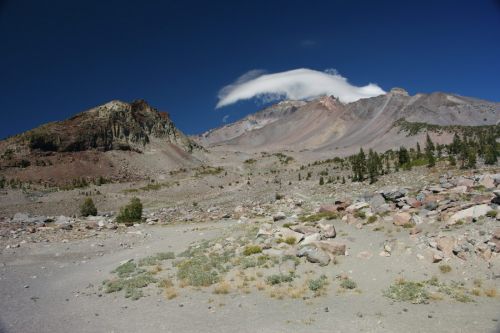 Hier war von 1958-1978 der [url=http://www.siskiyous.edu/shasta/out/ski/skibowl/index.htm]Mount Shasta Ski Bowl[/url]
