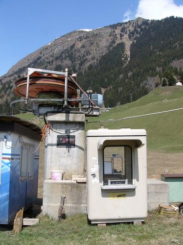 Antriebseinheit
Die Antriebseinheit der Talstation mit dem Betonsteher.
Der Skilift Lüina (oder Luevina) in Airolo wurde 1976 in Betrieb genommen und ist seit geraumer Zeit stillgelegt. Infolge Baus eines Schutzdammes wurde der obere Teil des Liftes abgebrochen. Beim Skilift handelte es sich um die eher seltene, kurventaugliche Zweiseilbauart (BC-Lift) der ehemaligen Maschinenfabrik Küpfer aus Steffisburg. 
