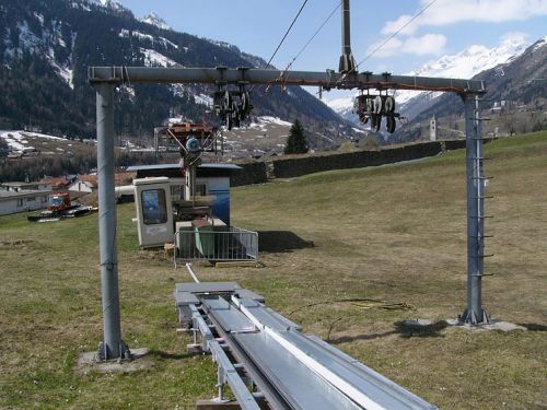 Talstation
Antriebseinheit mit Niederhaltestütze. Blick gegen das Dorf Airolo.

