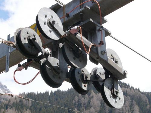 Rollenbatterie
Eine Rollenbatterie am Niederhaltemast bei der Talstation. Durch die paarweise Anordnung der Seilrollen kann die doppelte Führung des Förderseiles gut nachvollzogen werden.
