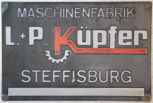Küpfer-Schild
Das Herstellerschild aus Kunststoff wurde im Lauf der Zeit leider stark verwittert.
