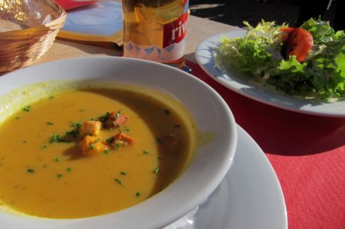 Karottensuppe und Salat...
