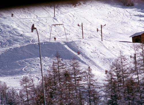 Heute nicht mehr existierende Lifte von Bändle und Poma, Obere Maressen, Dezember 1977 ([url=http://www.berann.com/panorama/archive/image/PN_CH_106.jpg]auf Pistenplan, vermutlich Ende 1960er[/url], schon eingezeichnet)
