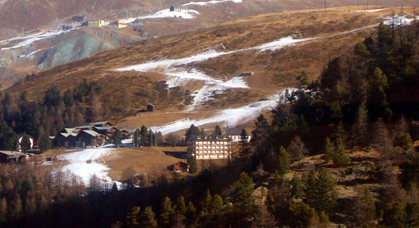 28. November 2006: Beschneiung ist bei den Temperaturen auch fast nicht möglich (Riffelalp)
