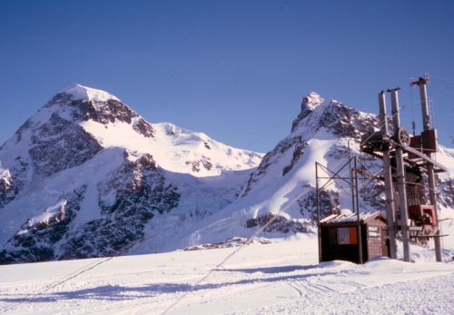 Gletscherskiegbiet Zermatt, alter Poma-Lift Gandegg-Testa - das Originalbild vom Herbst 1984 (Hans Jacomet). [url=http://www.jacomet.ch/themen/skilift/album/thumbnails.php?album=180]Mehr Bilder vom Juli 1982 hier[/url].
