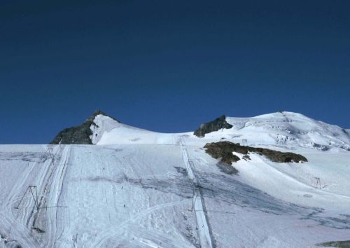 Die meisten Bilder - wo nicht anders angegeben - stammen aus dem Juli 1982. Hier: Trockener Steg, Skilifte Gandegg und Furgsattel - rechts ist noch der Habegger-Skilift Theodul (1964) sichtbar.
