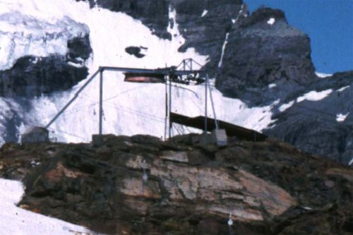 Detail aus dem vorherigen Bild (bei der Bergstation der heutigen 4KSB Theodulgletscher sind die Fundamente dieses Skiliftes noch deutlich zu erkennen)
