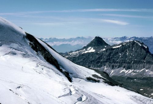 Heute nicht mehr vorhandene Skilifte "Ventina" auf der italienischen Seite, vom Plateau Rosa aus, Juli 1982 (Foto: intermezzo)
