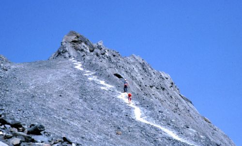 Piste von der Fluhalp über die Gletschermoräne runter nach Gant (damals noch ohne Schneilanzen), Juli 1982 (Foto: intermezzo)
