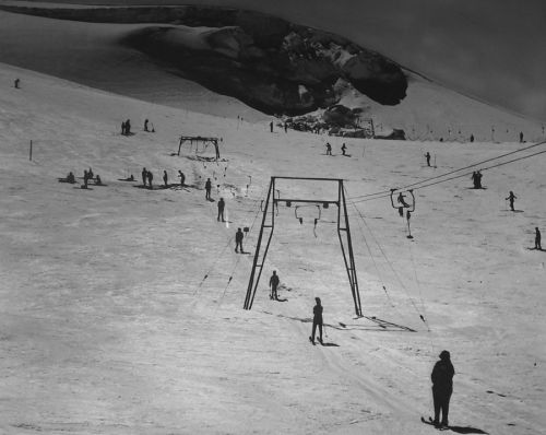 Italienische Gletscherlifte auf dem Schweizer Gletscher / Quelle: Museum  auf der Testa Grigia
