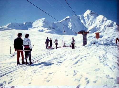Skilift Splügen-Danatzhöhe, Typ WSO US-120, 2. Sektion, ca. Mitte 1960er-Jahre (vermutlich Tebru-Anlage mit speziellen Gehängen). Dies war die Vorlage [url=http://www.alpinforum.com/forum/download.php?id=20729]für diesen von mir im Alpinforum geposteten Prospekt[/url] - natürlich hat WSO den Lift hier als eigene Anlage bezeichnet.
