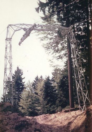 Skilift Bärüti-Egg Gommiswald (1970), stillgelegt 2005 (Kurvenstütze Nummer 9).
