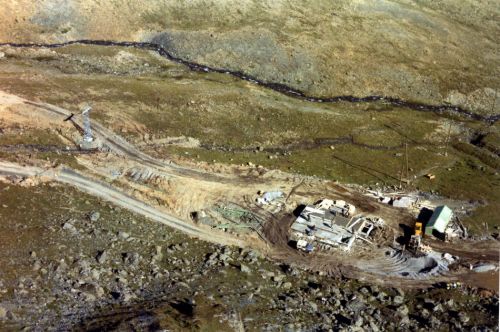 Neubau des [url=http://www.jacomet.ch/themen/skilift/album/thumbnails.php?album=64]Skiliftes Champatsch[/url], Scuol, Herbst 1971. Undatiertes Bild; Datum [url=http://www.jacomet.ch/themen/skilift/album/displayimage.php?pos=-7684]gemäss Dokument der Bergbahnen[/url] verifiziert.
