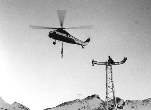 Heli-Montage des Skiliftes Bodmenstafel in Splügen, undatiert, vermutlich 1973
