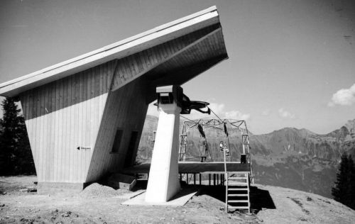 Futuristische Station: Einer-Sesselbahn Tannenboden-Chrüz (mit Quersitzen!) in den Flumserbergen; Kombilift mit Baujahr 1959. 1992 Ersetzt durch 4er-Sesselbahn. Gewisse Quellen nennen 1966 als Einstellungsjahr; andere sagen, dass die Anlage bis 1992 noch als Skilift in Betrieb war. Undatiertes Bild.
