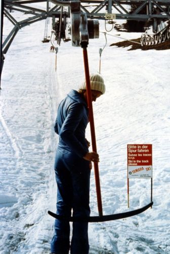 Aufnahmen für Werbeprospekt des ersten Hydrogehänges SL-9H, frühe 1970er-Jahre ("Komfort mit Langbügel") - man beachte die alten SL-9 am Rest des Liftes... [url=http://www.fxskipage.de/gallery/displayimage.php?pos=-2721]Skilift Windegga, Lenzerheide[/url]
