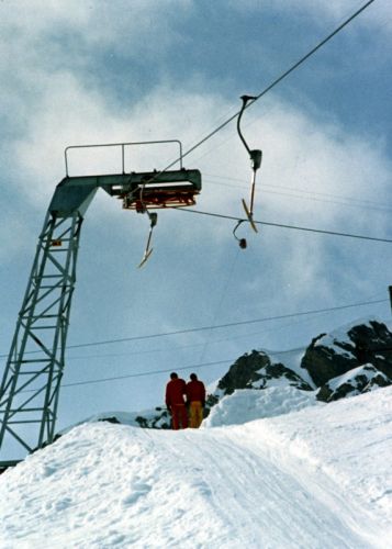 Kurve Skilift Mot da Ri, Scuol, ca. Mitte 1970er-Jahre - noch SL9 mit Holzsitzen!
