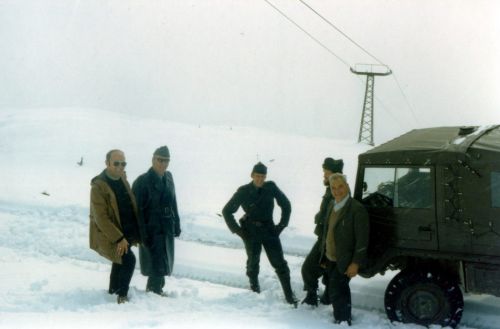 Vermutlich Brigels, 1974 oder 1975 (Datum auf Foto-Rückseite ist März 1975), Treffen von Männern in Zivil (WSO-Angestellte?) mit Offizieren
