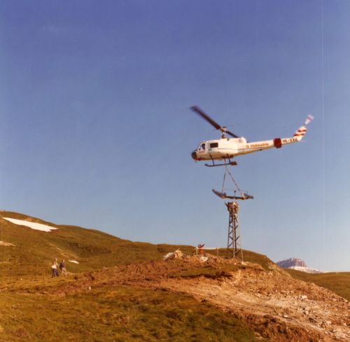 Montage des Skiliftes Alp Dado - Fil da Rubi in Brigels, September 1975. Laut einem User wird diese Anlage 2008 abgerissen und durch eine kuppelbare 4er-Sesselbahn ersetzt.
