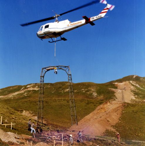 Montage eines Skiliftes in Brigels, September 1975
