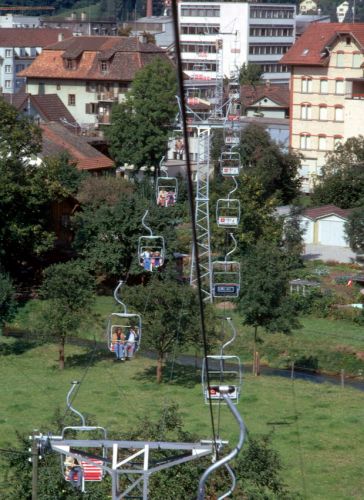 Temporäre Zweier-Sesselbahn vom Sadthaus zum Schloss, Stadfest Uster 1975 (Dia)
