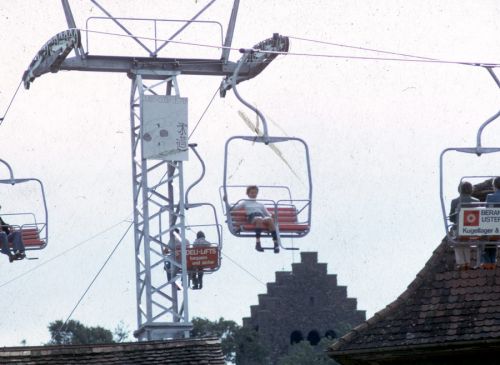 Temporäre Zweier-Sesselbahn vom Sadthaus zum Schloss, Stadfest Uster 1975 (Dia)
