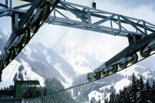 Rollenbatterie [url=http://www.stahlseil.ch/gallery/main.php?g2_itemId=27259&g2_page=2]Skilift Schattenhalb[/url], Jaun, Februar 1980
